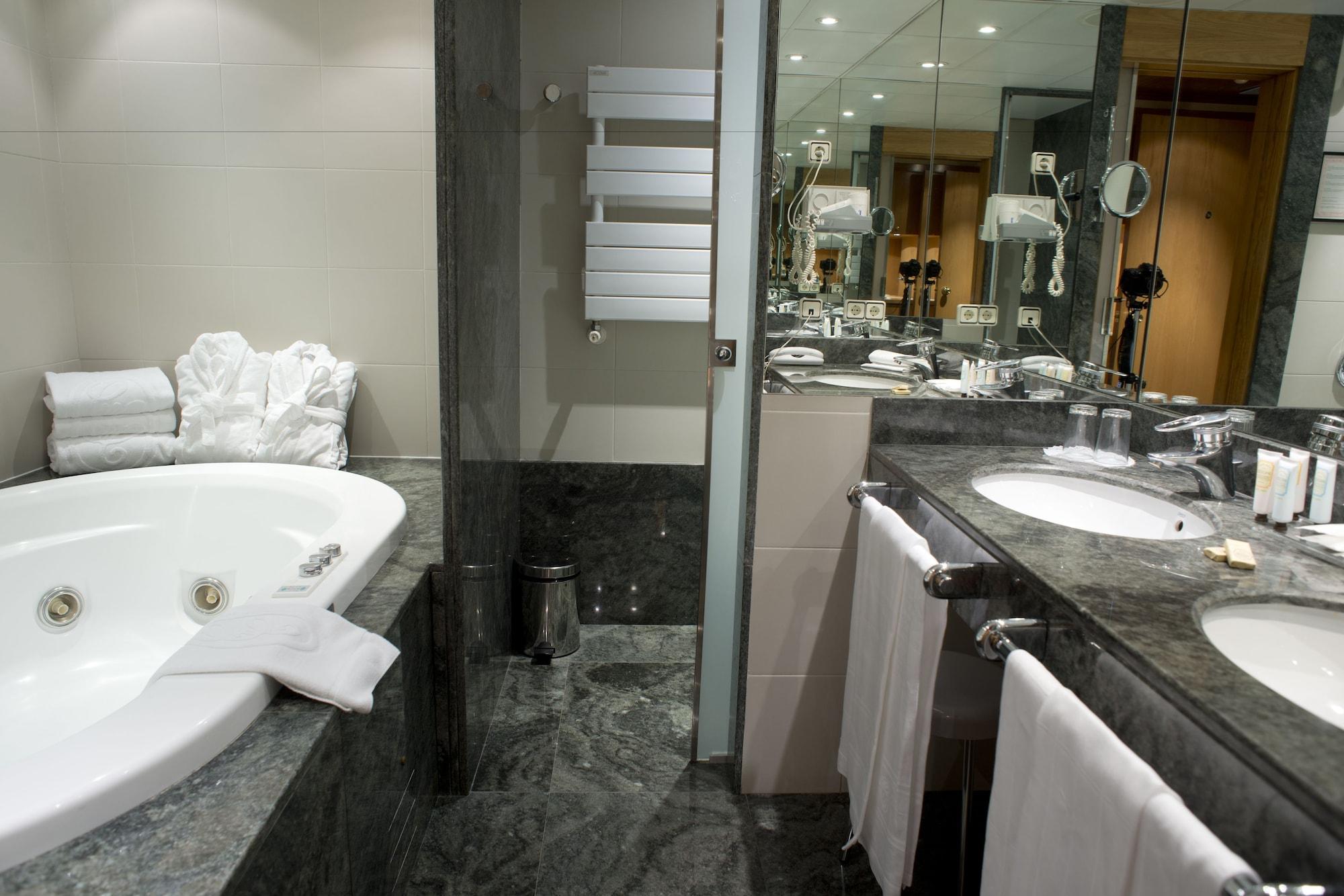 A Casa Canut Hotel Gastronomic Les Escaldes Eksteriør billede Bathroom