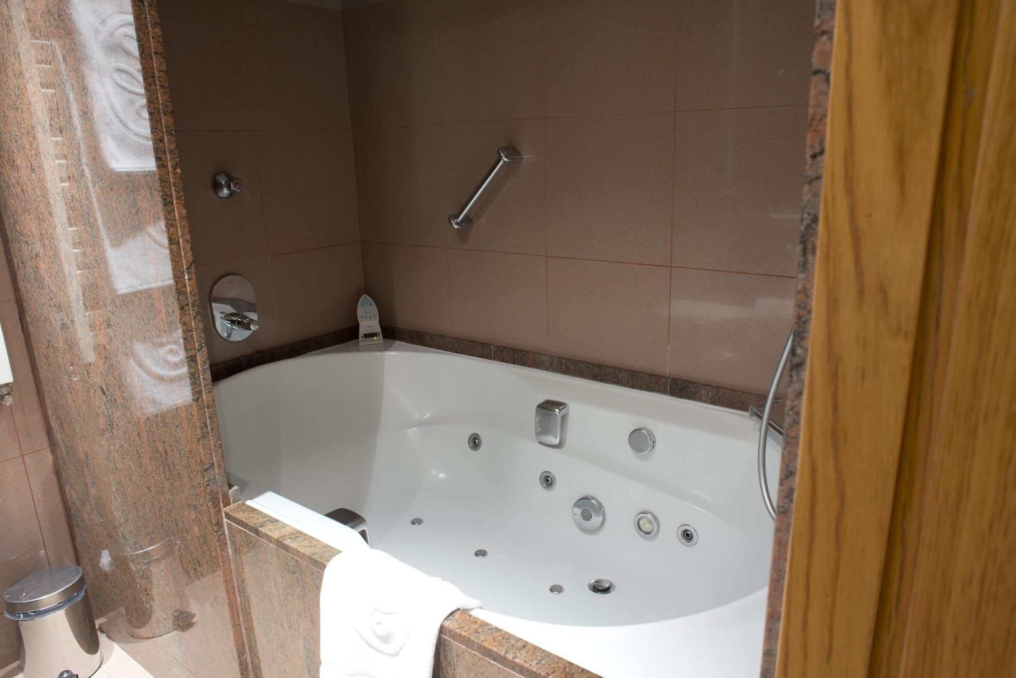A Casa Canut Hotel Gastronomic Les Escaldes Eksteriør billede A whirlpool bathtub