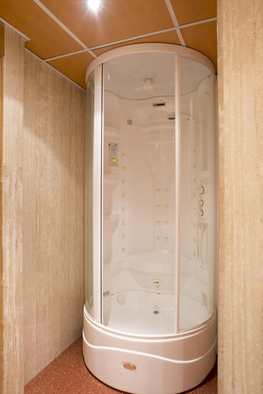A Casa Canut Hotel Gastronomic Les Escaldes Eksteriør billede A shower cubicle