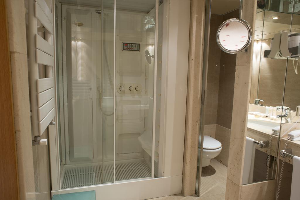 A Casa Canut Hotel Gastronomic Les Escaldes Eksteriør billede A shower cubicle