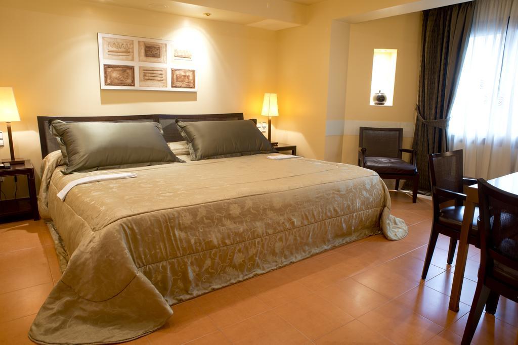 A Casa Canut Hotel Gastronomic Les Escaldes Eksteriør billede A bedroom