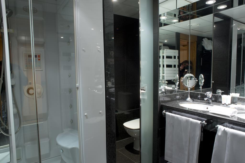 A Casa Canut Hotel Gastronomic Les Escaldes Eksteriør billede A shower cubicle