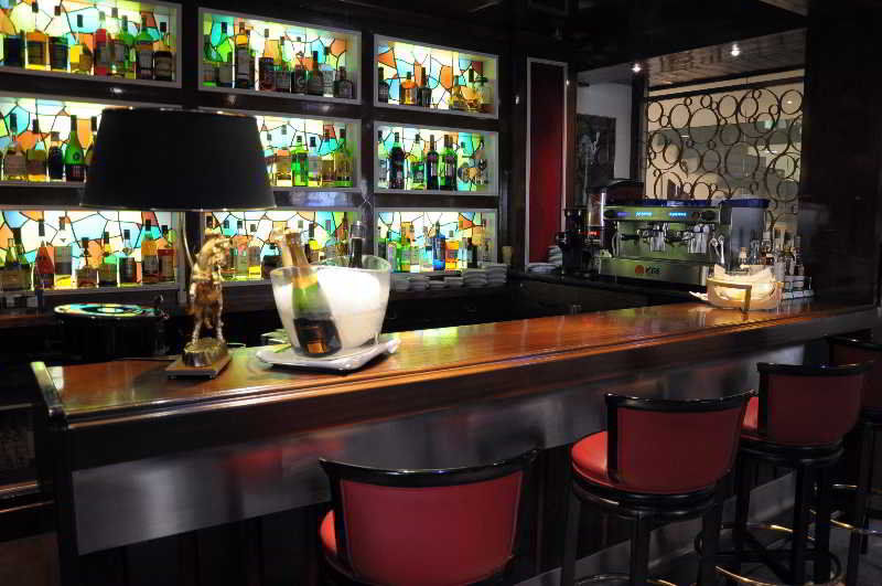 A Casa Canut Hotel Gastronomic Les Escaldes Eksteriør billede The bar at the Mandarin Oriental, New York