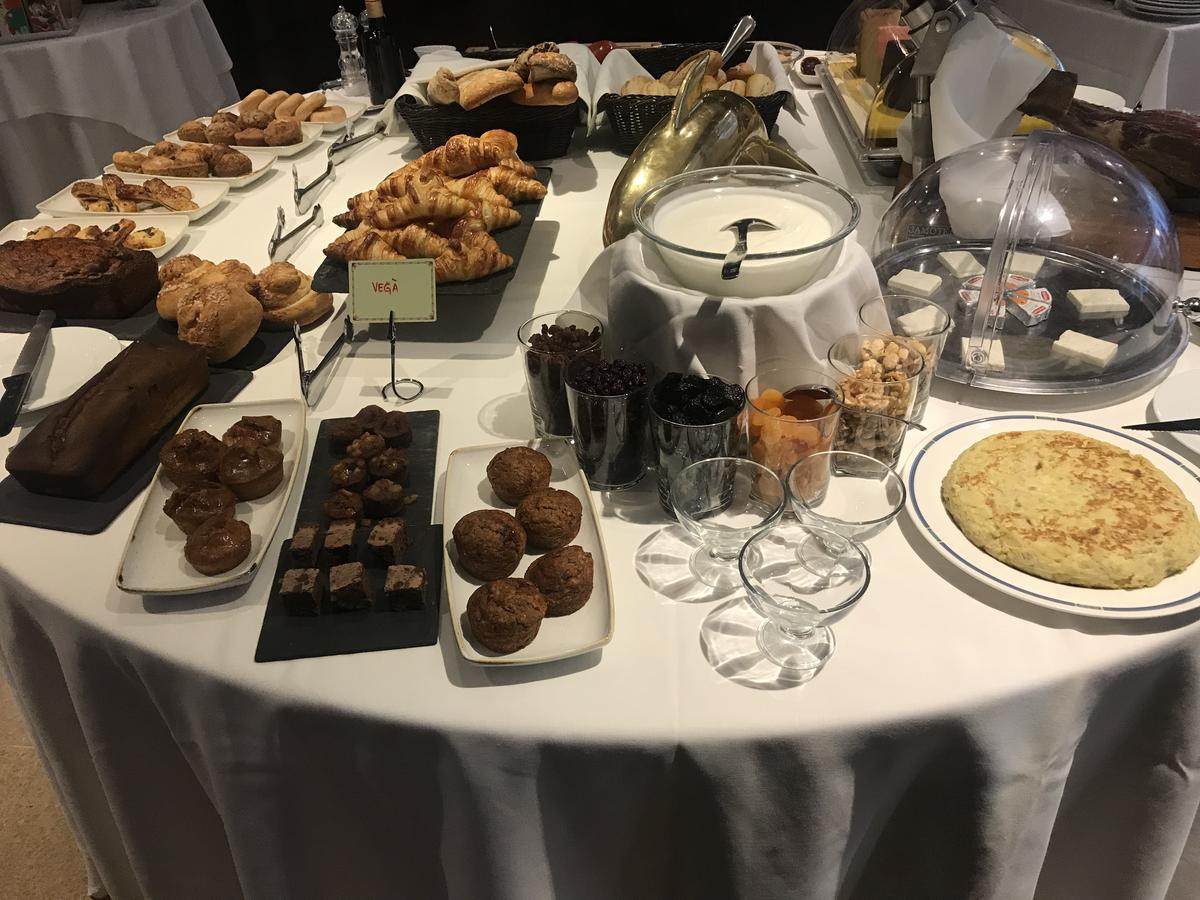 A Casa Canut Hotel Gastronomic Les Escaldes Eksteriør billede A selection of afternoon tea desserts