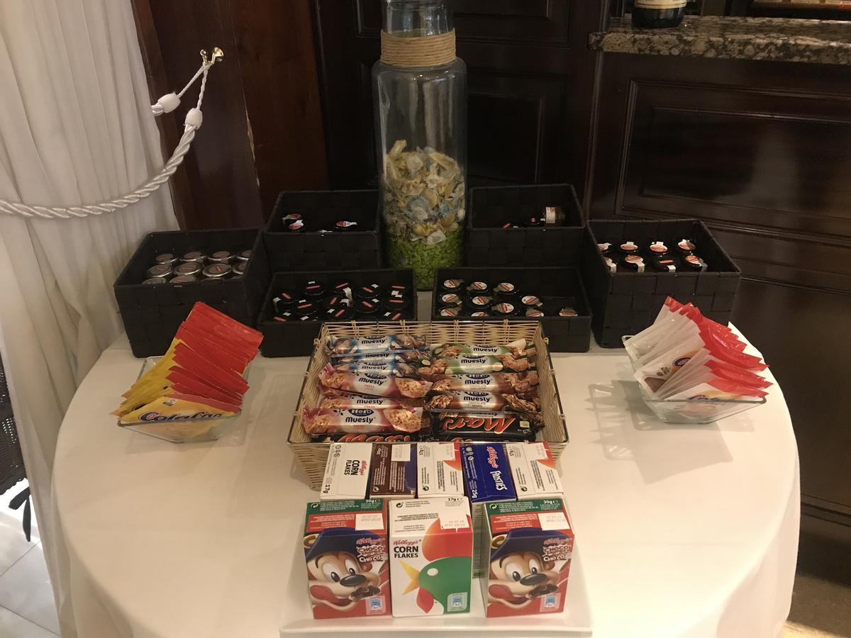 A Casa Canut Hotel Gastronomic Les Escaldes Eksteriør billede A selection of Swiss International's inflight snacks