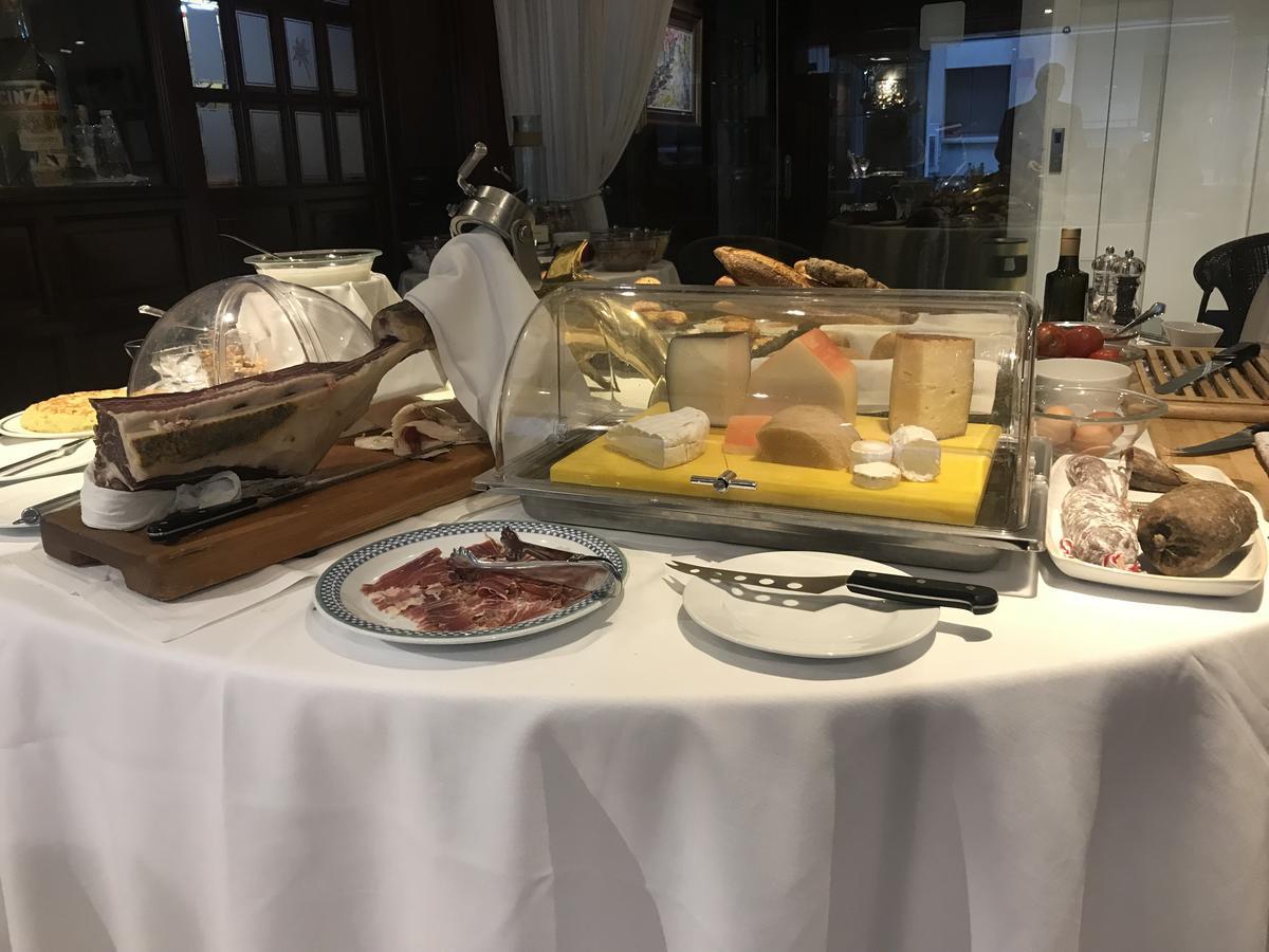 A Casa Canut Hotel Gastronomic Les Escaldes Eksteriør billede Cheese and charcuterie at a buffet